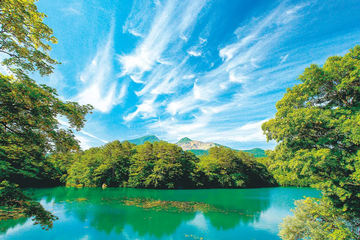 五色沼エメラルドグリーンの湖面と遊歩道