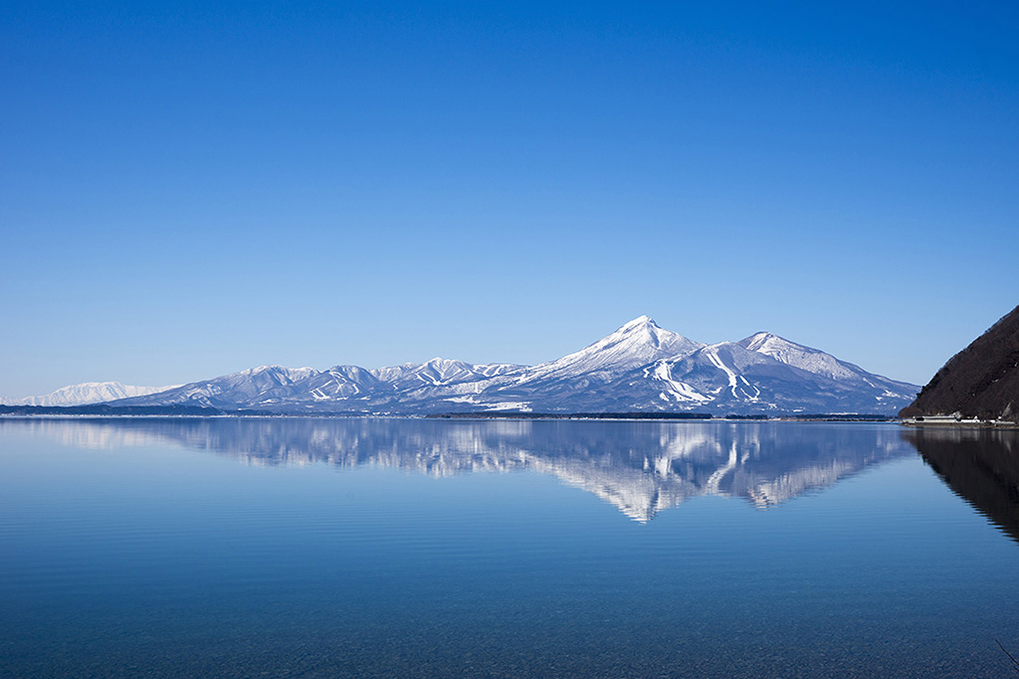 猪苗代湖の湖面リフレクション